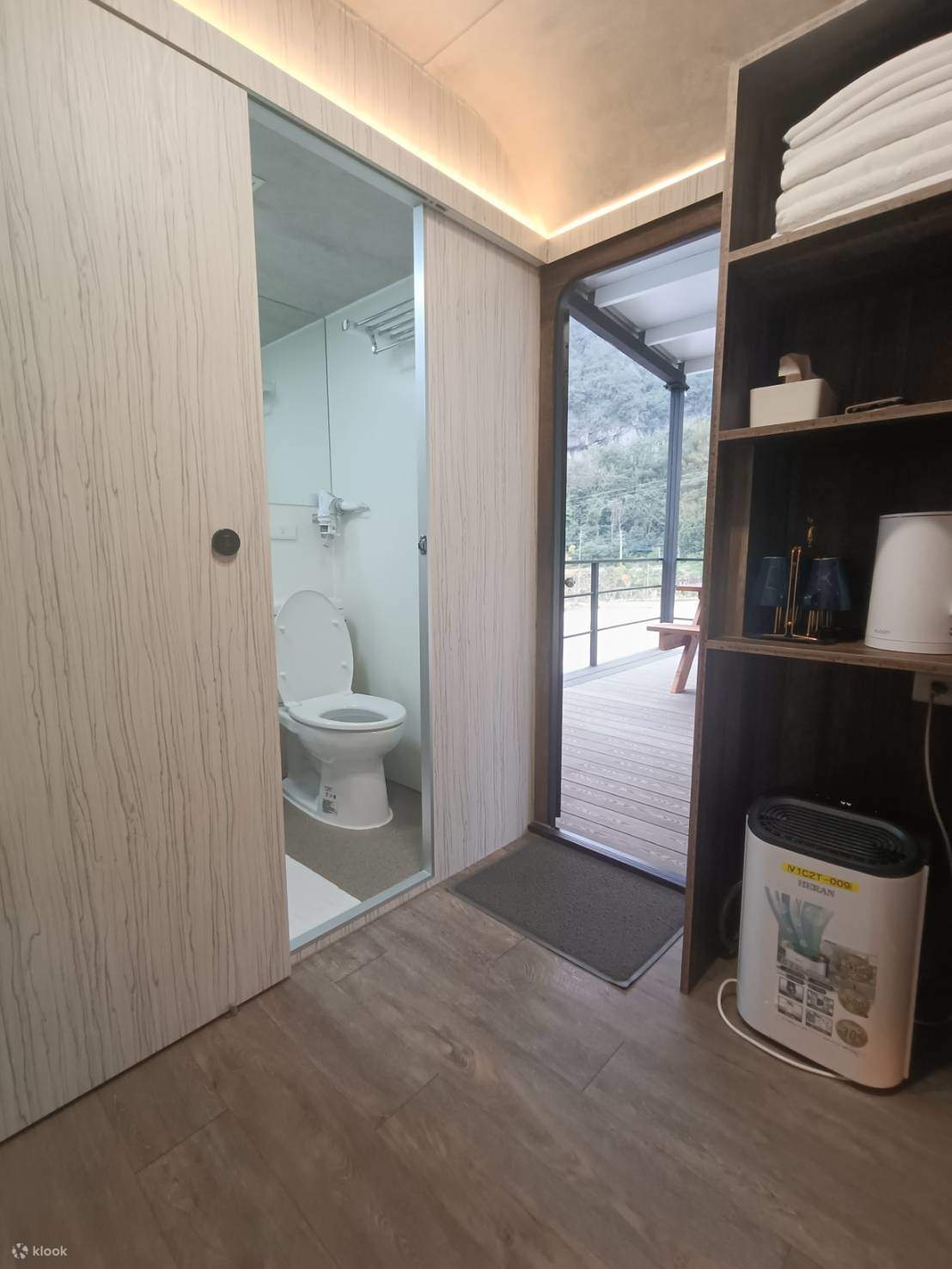 Luxuriöse Reise – Badezimmer mit linker, trocken-nasser Trennung